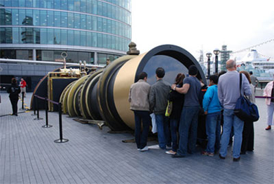 Crowds surround the Telectroscope in London Crowds surrond the Telectroscope in London