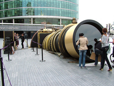 Crowds surround the Telectroscope in London Crowds surrond the Telectroscope in London